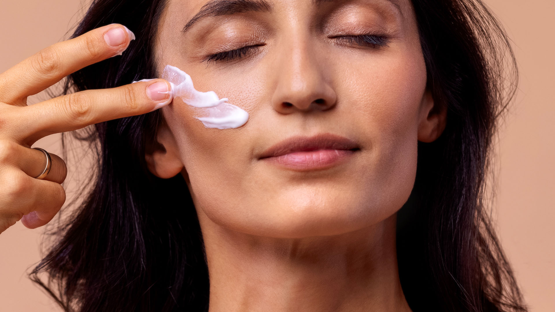 Pčelinji otrov: Prirodni lifting efekt za umornu kožu tijekom jeseni